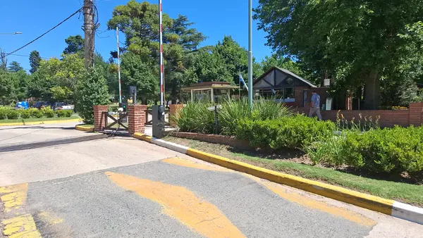 Entrada de barrio con barrera automática y lectura de patentes para seguridad integral en barrios de Río Cuarto
