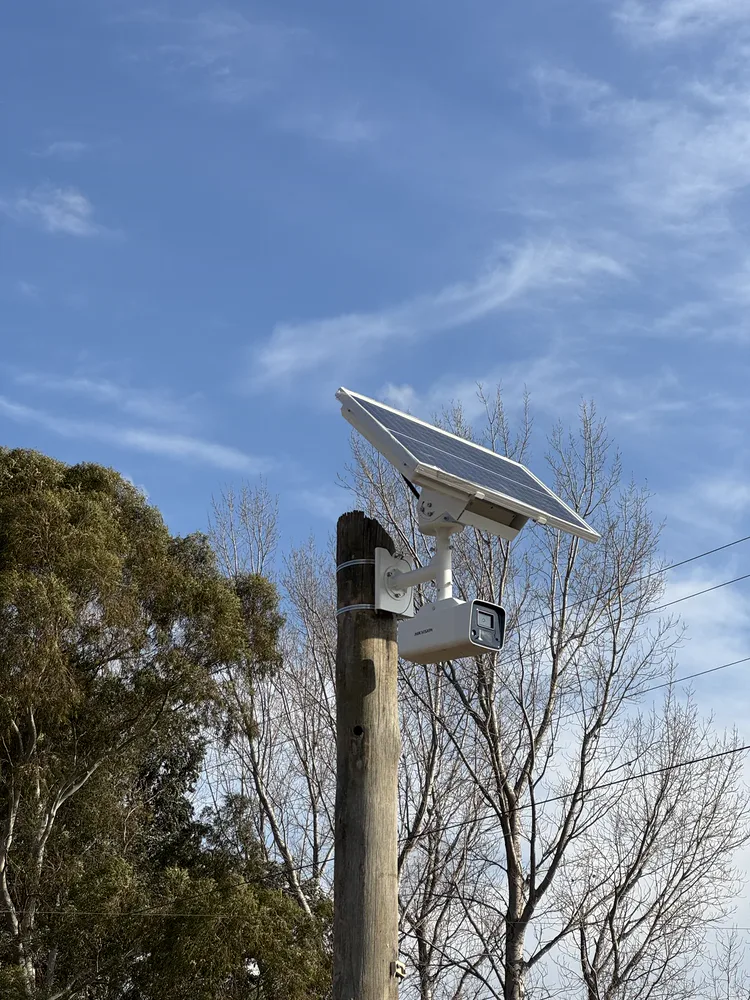 Cámara de seguridad bullet con panel solar para videovigilancia exterior instalada por Solutec