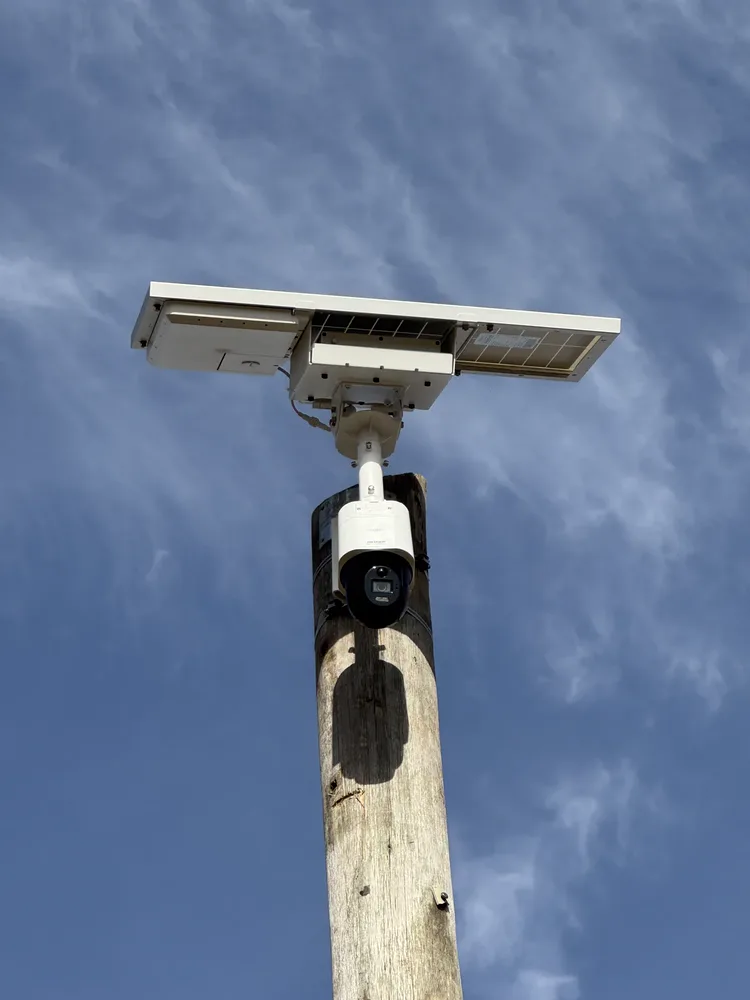 Cámara de seguridad domo con panel solar de última tecnología instalada por Solutec en Río Cuarto
