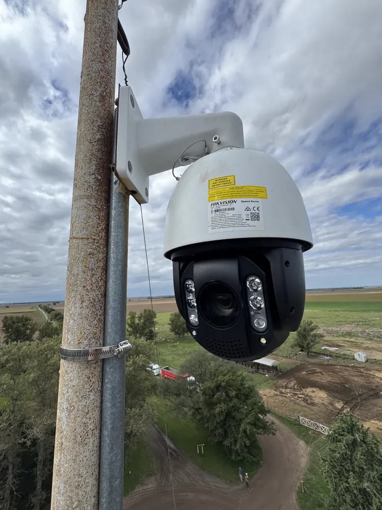 Cámara domo grande 360 grados de última tecnología para seguridad integral instalada por Solutec en Río Cuarto