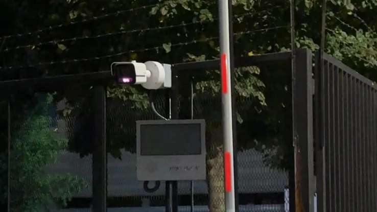 Sistema de control de acceso vehicular con barrera, lector de patentes y pantalla instalado por Solutec en Río Cuarto