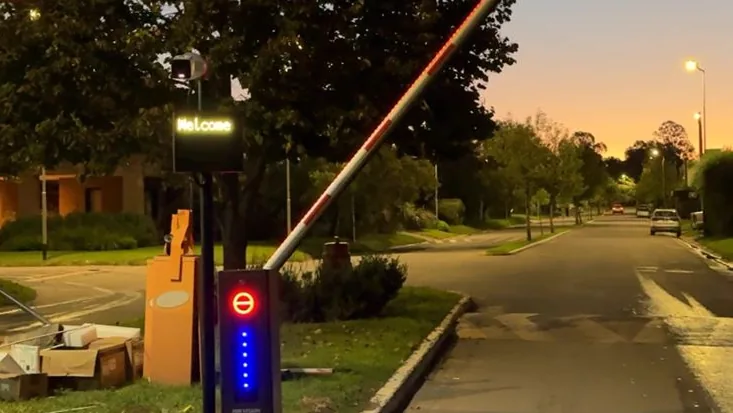 Cámara de seguridad con barrera y lector de patentes para control de ingreso vehicular en barrios de Río Cuarto