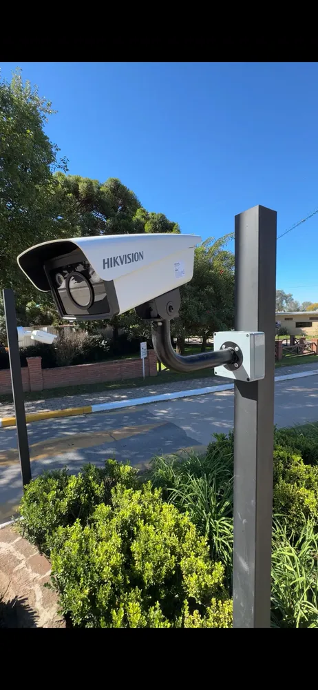 Cámara de seguridad de última tecnología con detección por IA instalada por Solutec en Río Cuarto