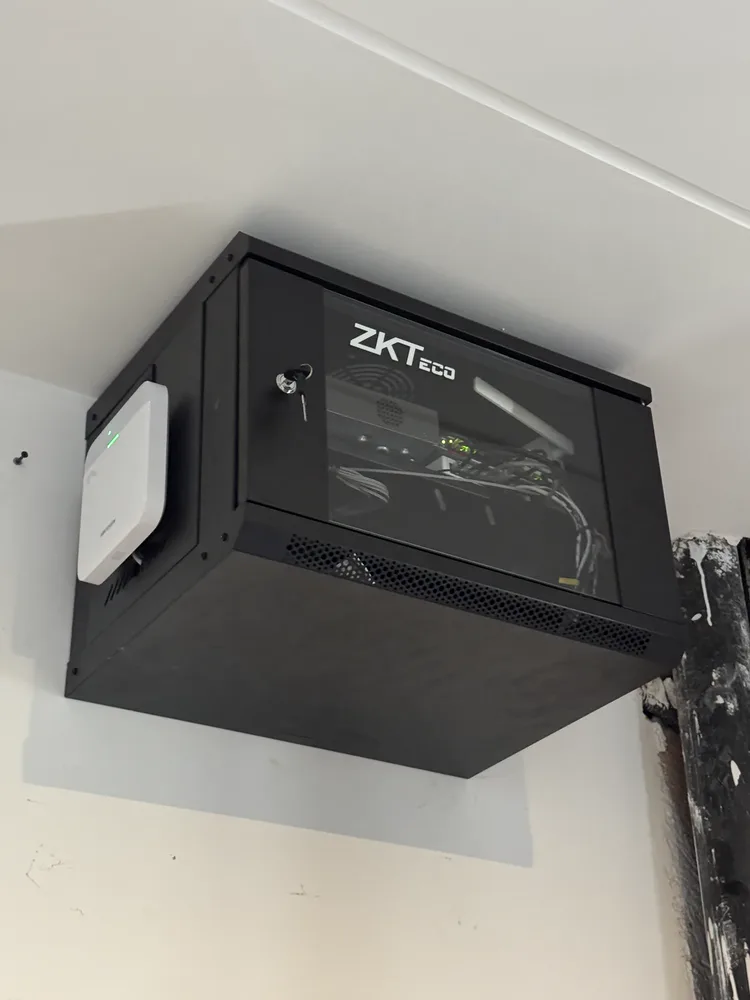 Rack de telecomunicaciones ordenado con cableado estructurado profesional instalado por Solutec