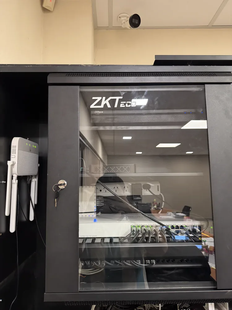 Rack ordenado con instalación profesional de redes y seguridad por Solutec en Río Cuarto