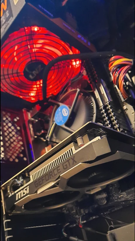 Interior de gabinete de PC con placa de video gráfica armada por Solutec en Río Cuarto