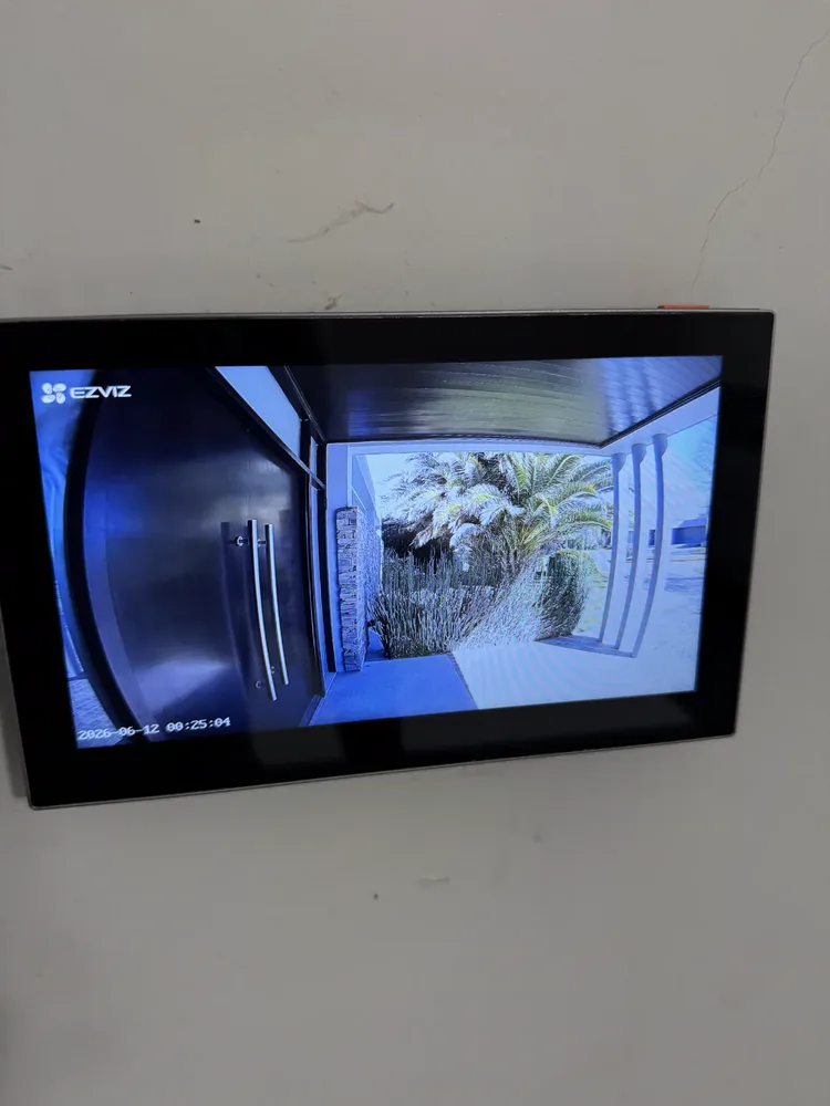 Central de videoportero instalada para gestión de visitas y apertura de puertas por Solutec