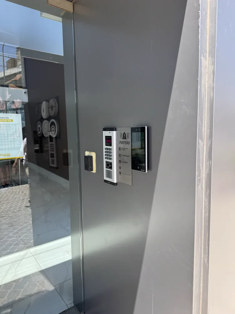 Video portero con reconocimiento visual para edificios, casas y empresas instalado por Solutec en Río Cuarto