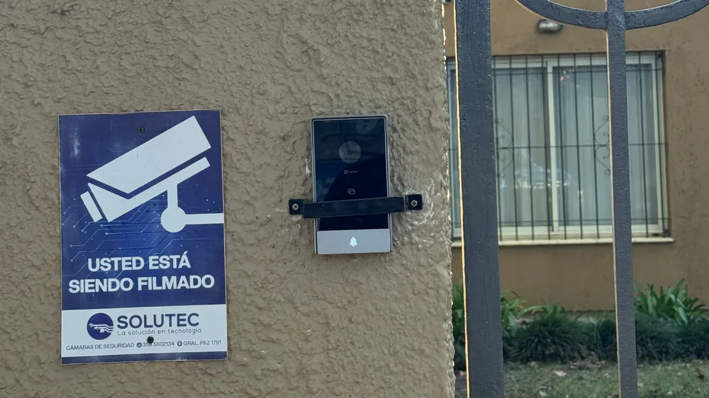 Instalación de portería y videoportero en la entrada de edificios realizada por Solutec en Río Cuarto