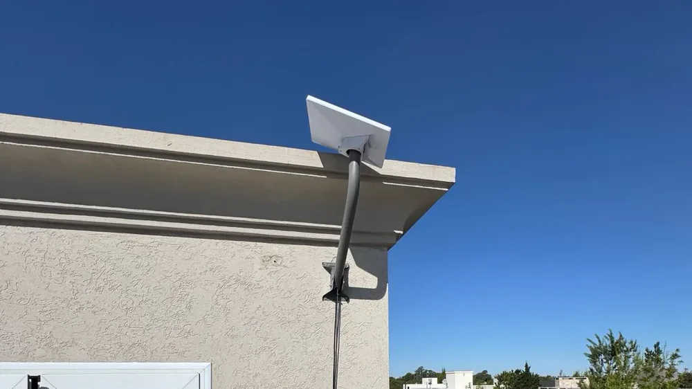 Instalación de antena Starlink y conectividad de redes corporativas por Solutec en Río Cuarto