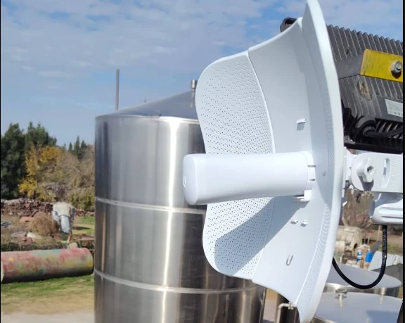 Antena WiFi para enlaces inalámbricos y redes corporativas instalada por Solutec en Río Cuarto