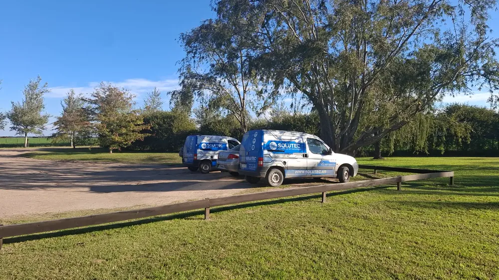 Flota de camionetas de Solutec para soporte técnico presencial en Río Cuarto y alrededores