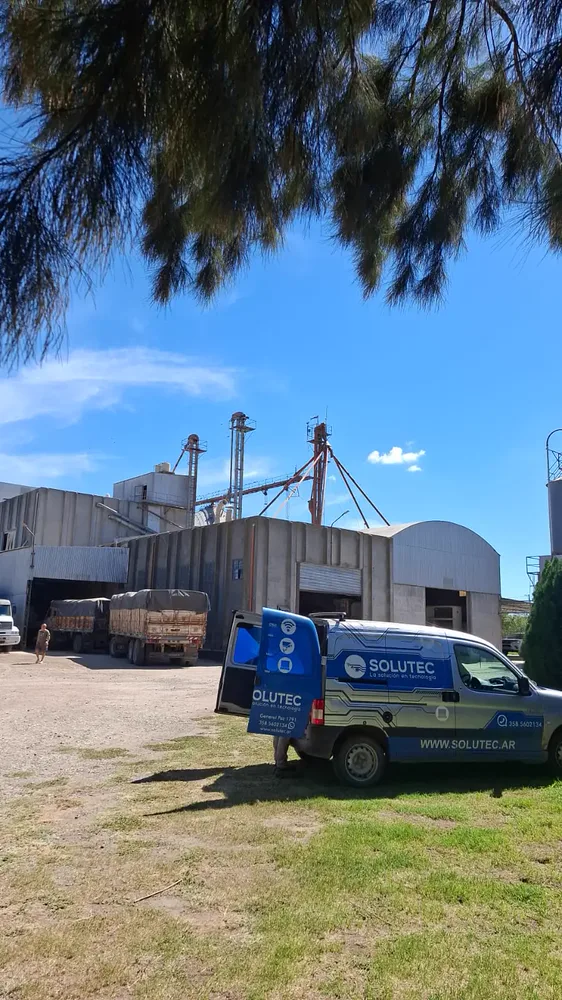 Camioneta de Solutec en fábrica para soporte técnico presencial en Río Cuarto y zona