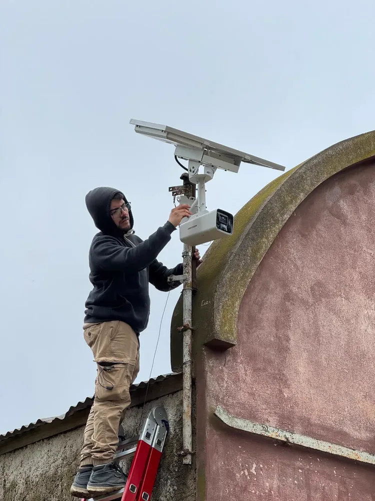 Instalación de cámara de seguridad con panel solar realizada por técnicos de Solutec en Río Cuarto