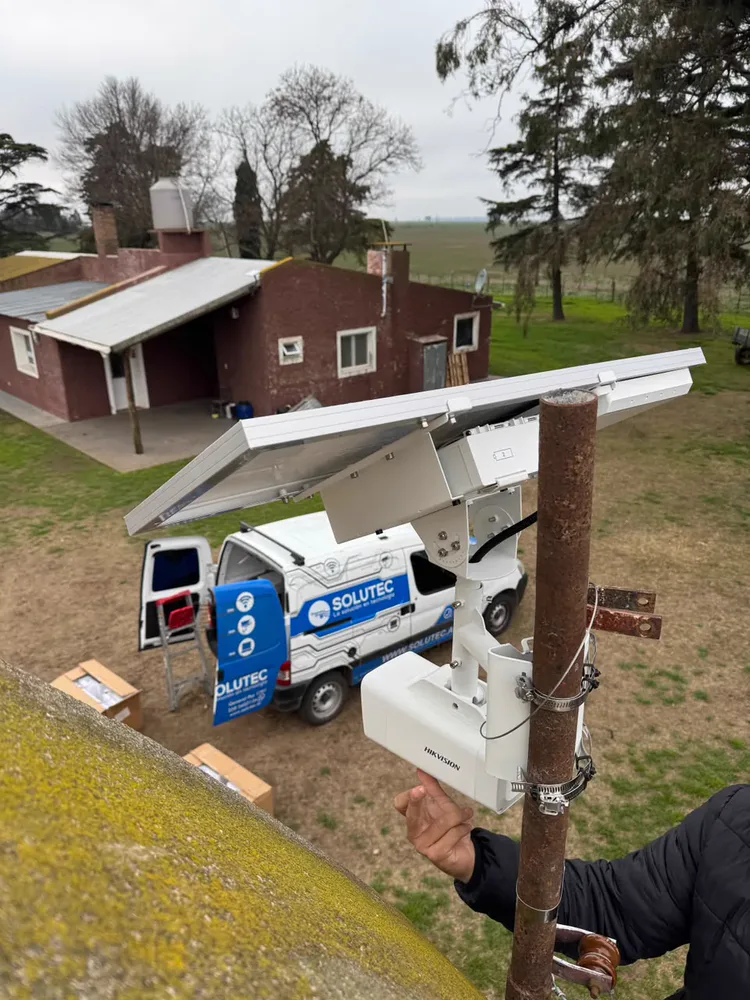 Instalación de cámara con panel solar con la camioneta de Solutec presente en el lugar de trabajo