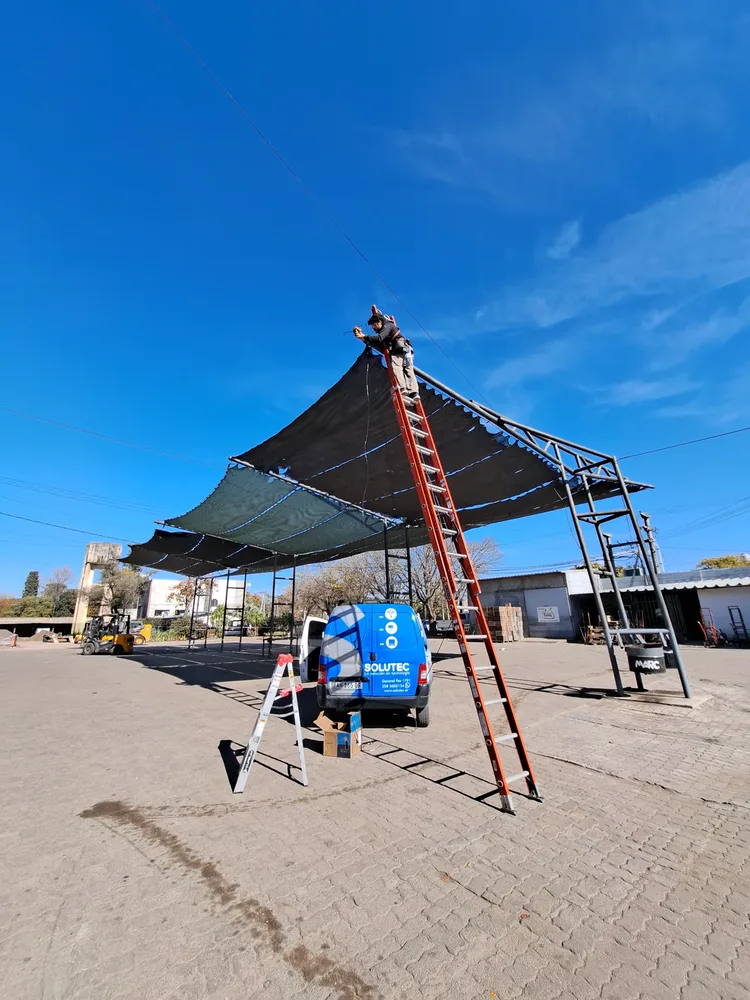 Instalación de cámara de seguridad en altura con escalera realizada por técnicos de Solutec en Río Cuarto