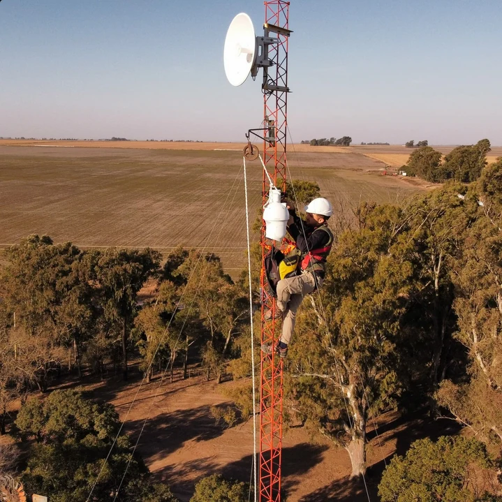 Instalación de cámara domo de seguridad en altura por técnicos de Solutec en Río Cuarto