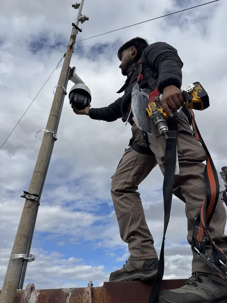 Técnicos de Solutec instalando cámaras de seguridad en altura con trabajo profesional en Río Cuarto